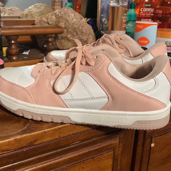 SHOES - Picture 2 of 5